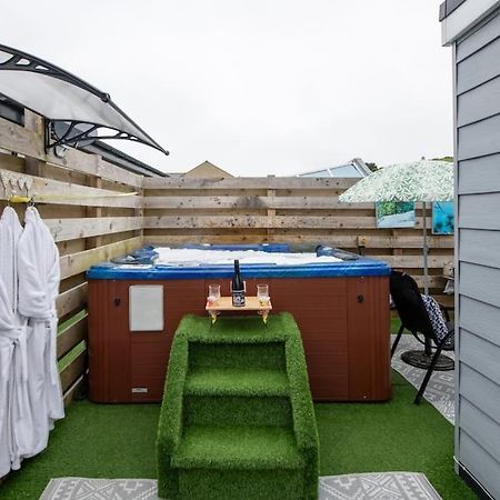 Adorable Private Couples Retreat With Hot Tub Apartment Llanfechell ภายนอก รูปภาพ