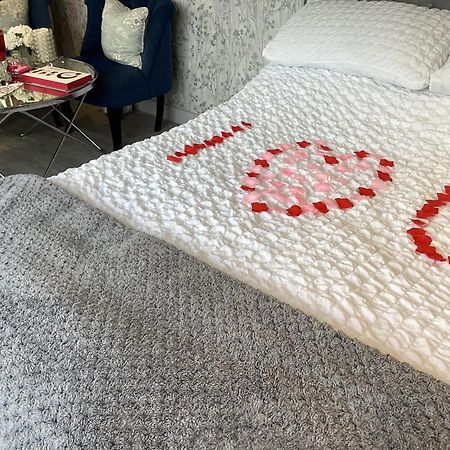 Adorable Private Couples Retreat With Hot Tub Apartment Llanfechell ภายนอก รูปภาพ