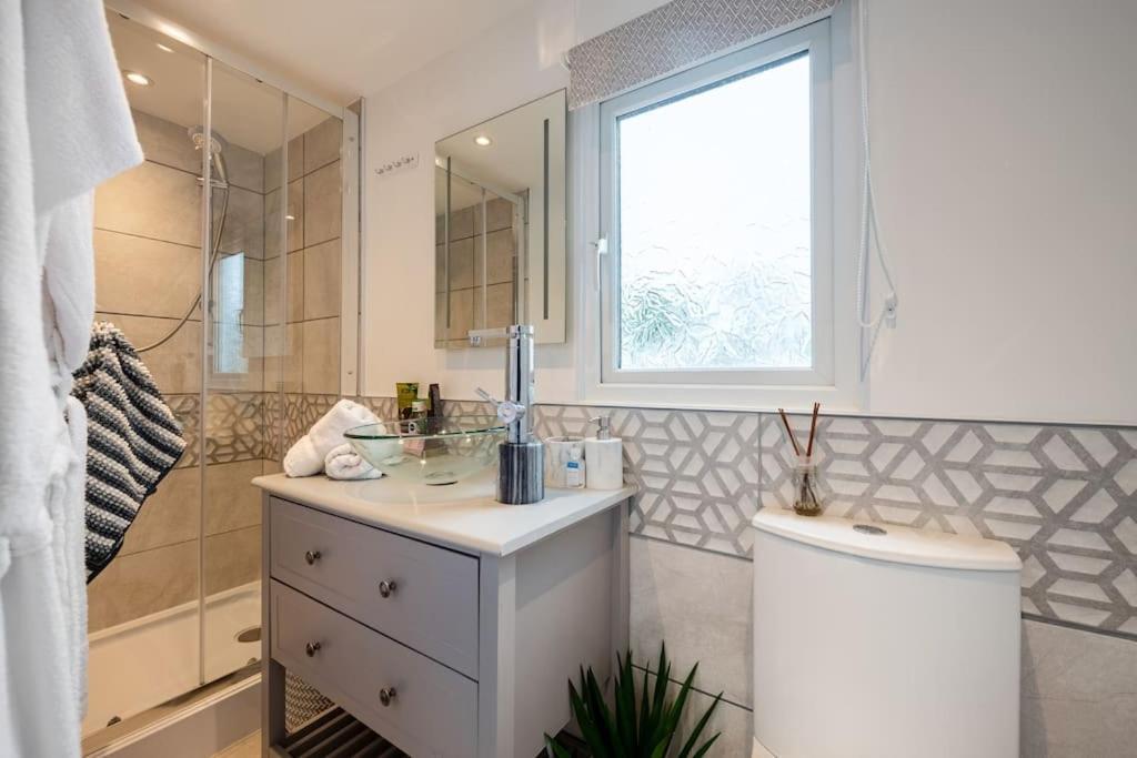 Adorable Private Couples Retreat With Hot Tub Apartment Llanfechell ภายนอก รูปภาพ