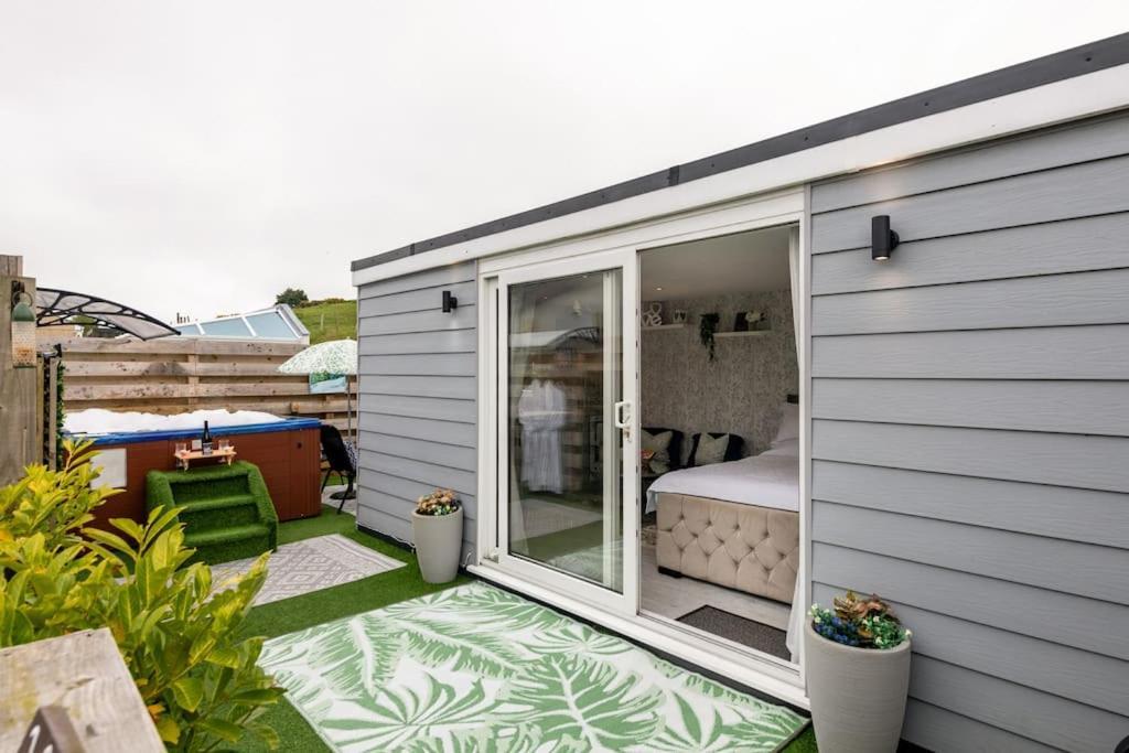 Adorable Private Couples Retreat With Hot Tub Apartment Llanfechell ภายนอก รูปภาพ